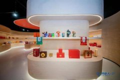 而是主动将绿色制造工艺（如水性涂层、废纸循