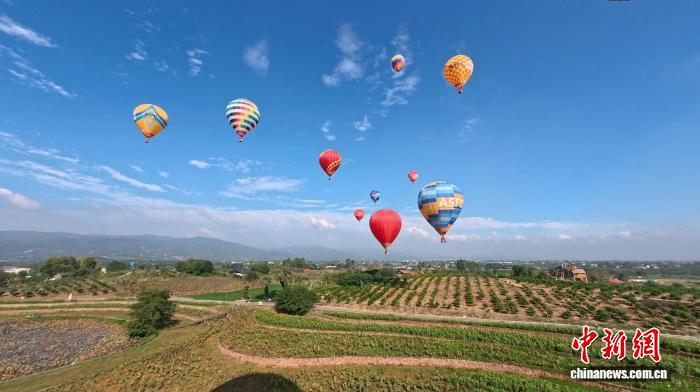 热气球飞跃龙泉山首现竞技场 金堂低空文旅消费