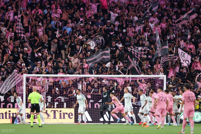 梅西C罗谁更胜一筹 球王标准引热议