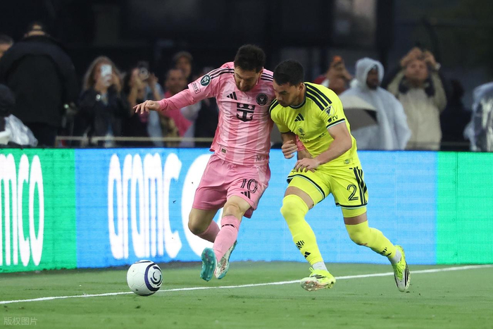 梅西C罗谁更胜一筹 球王标准引热议