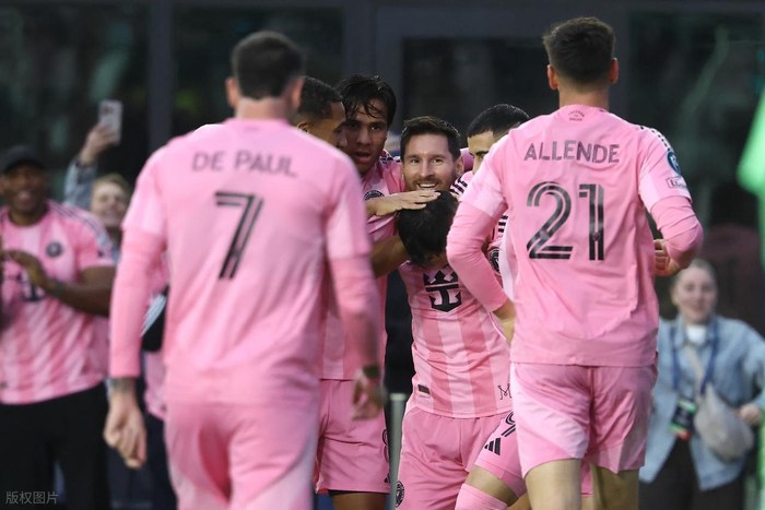 梅西C罗谁更胜一筹 球王标准引热议