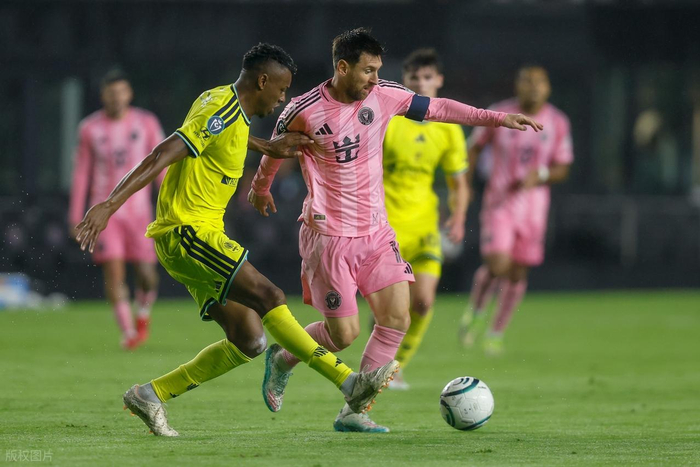 梅西C罗谁更胜一筹 球王标准引热议